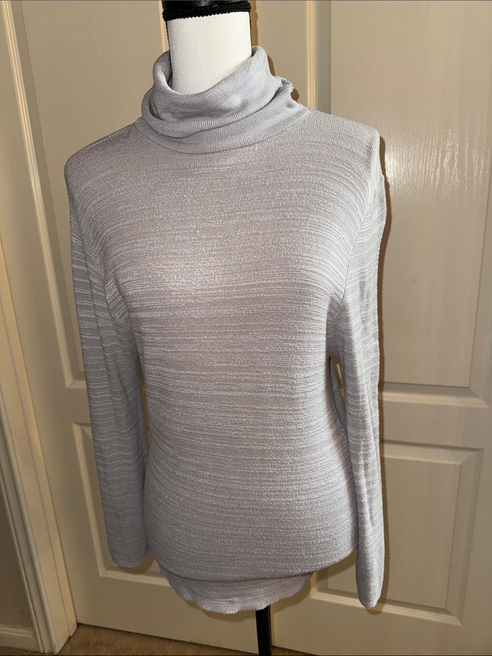 JUNIORS - 1990s Light Gray 5•7•9 Turtleneck -  Size Small